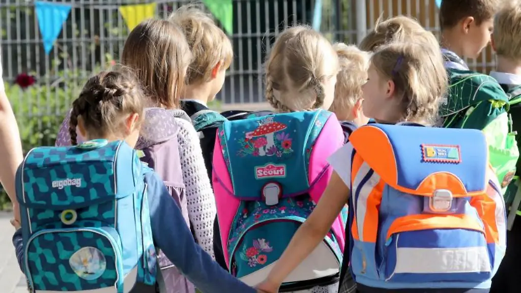 Schueler-auf-dem-Weg-zu-ihrer-Grundschule