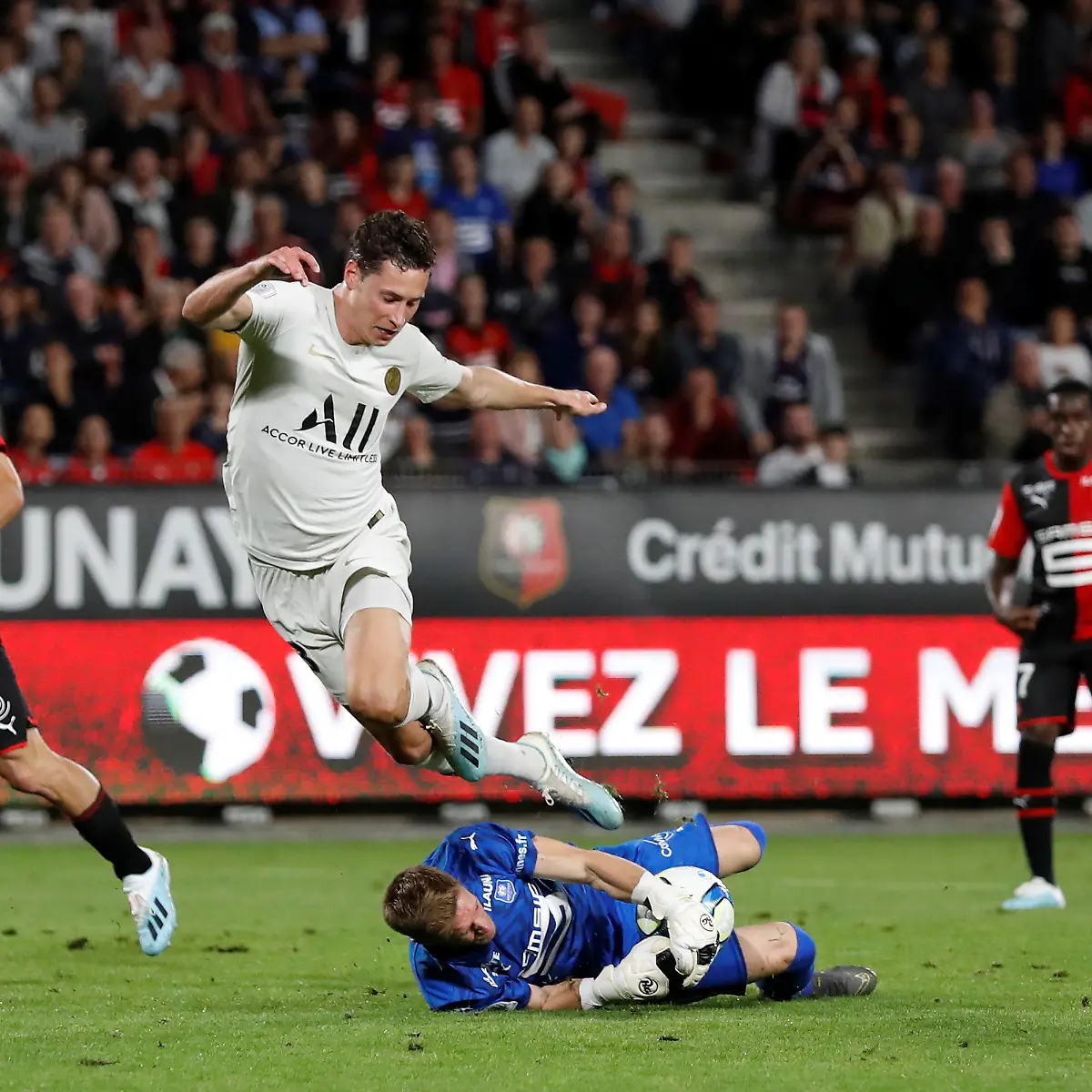 Auch-der-deutsche-Nationalspieler-Julian-Draxler-25-muss-sich-Kritik-gefallen-lassen-Gegen-Rennes-konnte-er-nicht-auf-sich-aufmerksam-machen