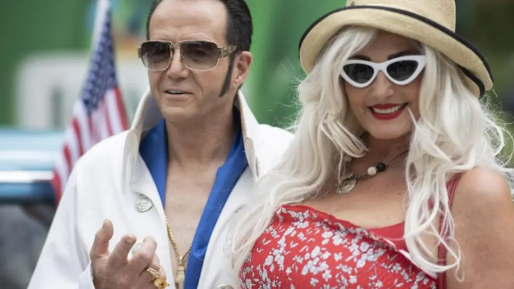 Elvis-Imitator-Gerd-Rapp-aus-Muehlacker-posiert-auf-dem-Festivalgelaende-fuer-Fotos