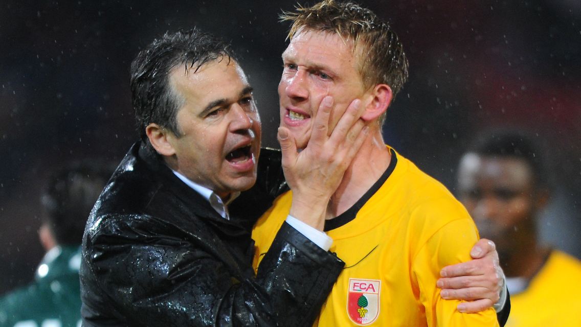 "Ab sofort gilt unsere ganze Konzentration dem kommenden Sonntag": Augsburgs Manager Andreas Rettig, hier mit dem Spieler Axel Bellinghausen nach dem 1:1 in Cottbus.