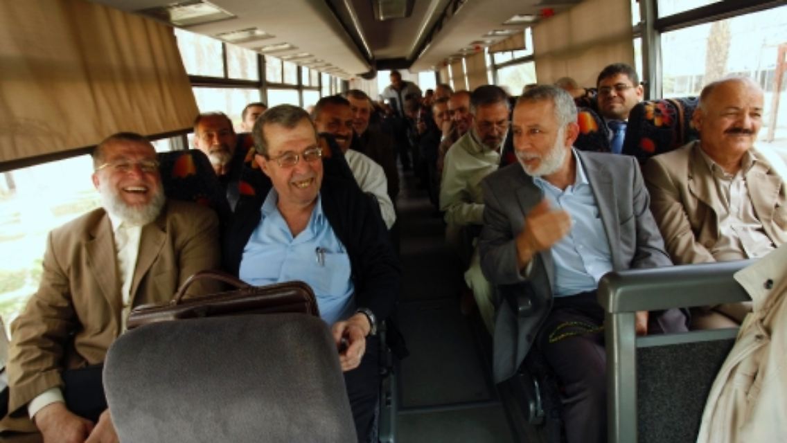 Führer der Hamas auf dem Weg zur Unterzeichnung des Abkommens in Kairo.
