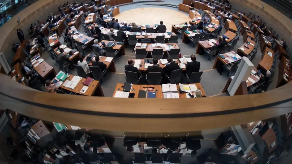 Der-Nordrhein-Westfaelische-Landtag-in-Duesseldorf