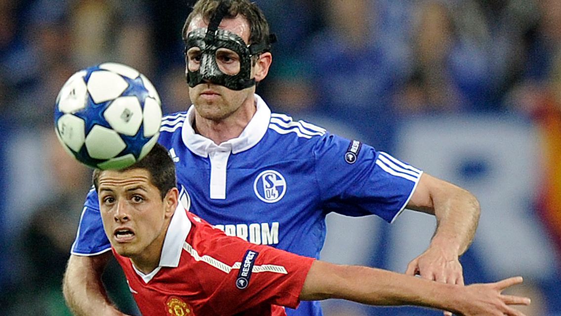 "Wenn wir das Wunder schaffen wollen, müssen wir wieder mehr Schweinearbeit gegen den Ball verrichten": Christoph Metzelder, hier im Hinspiel gegen Manchesters Javier Hernandez.