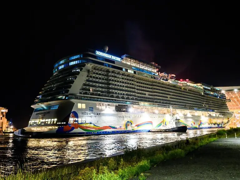 Das-Kreuzfahrtschiff-Norwegian-Encore-verlaesst-in-der-Nacht-das-Baudock-der-Meyer-Werft
