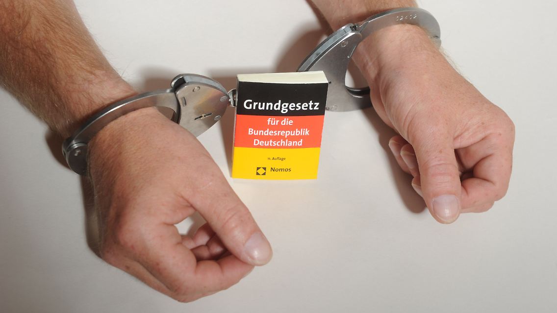 Das Bundesverfassungsgericht entscheidet darüber, wie mit den umstrittenen Fällen der Unterbringung von Straftätern umzugehen ist, die auch nach Verbüßen ihrer Haftzeit als gefährlich gelten.