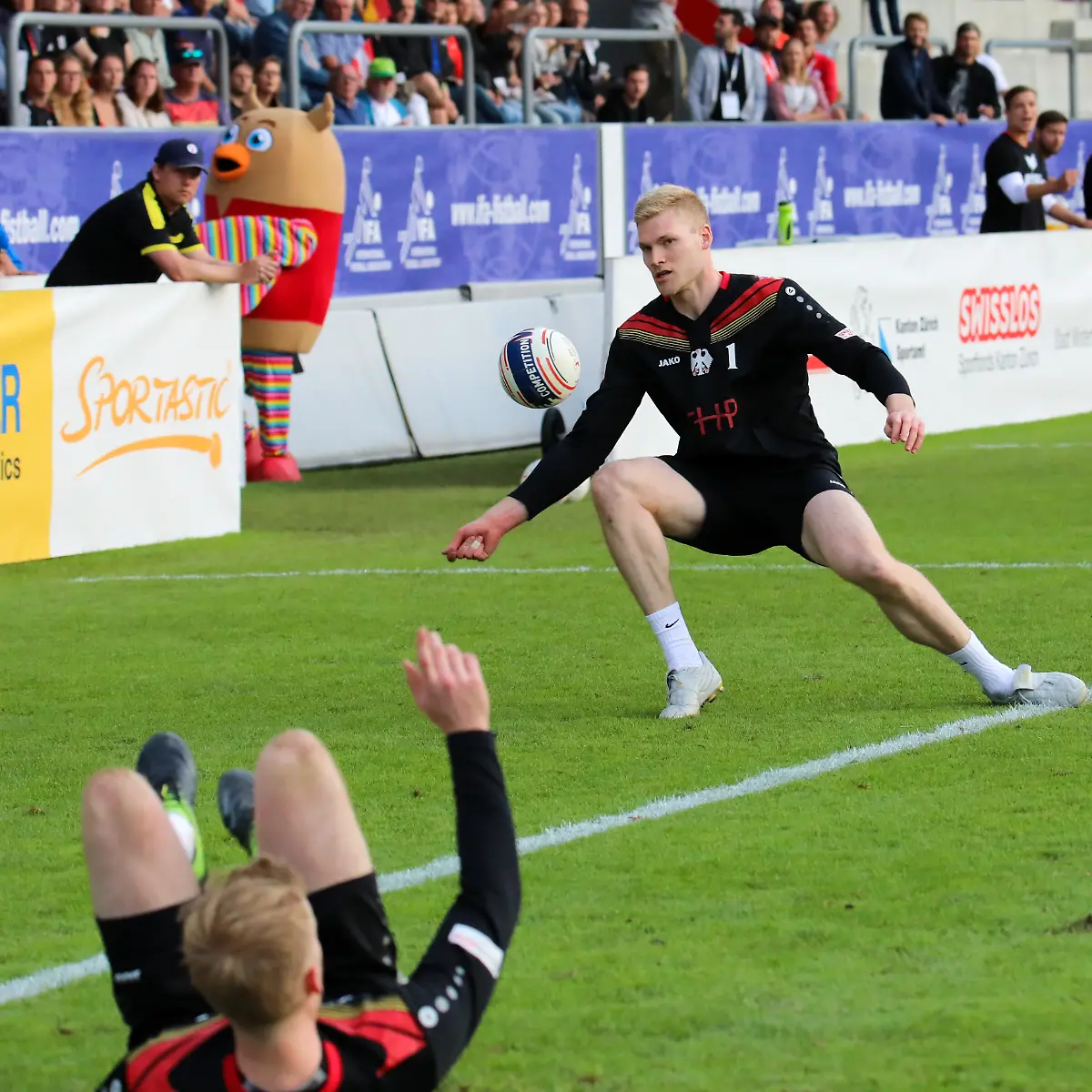 Patrick-Thomas-kaempft-um-die-Annahme-eines-Balls