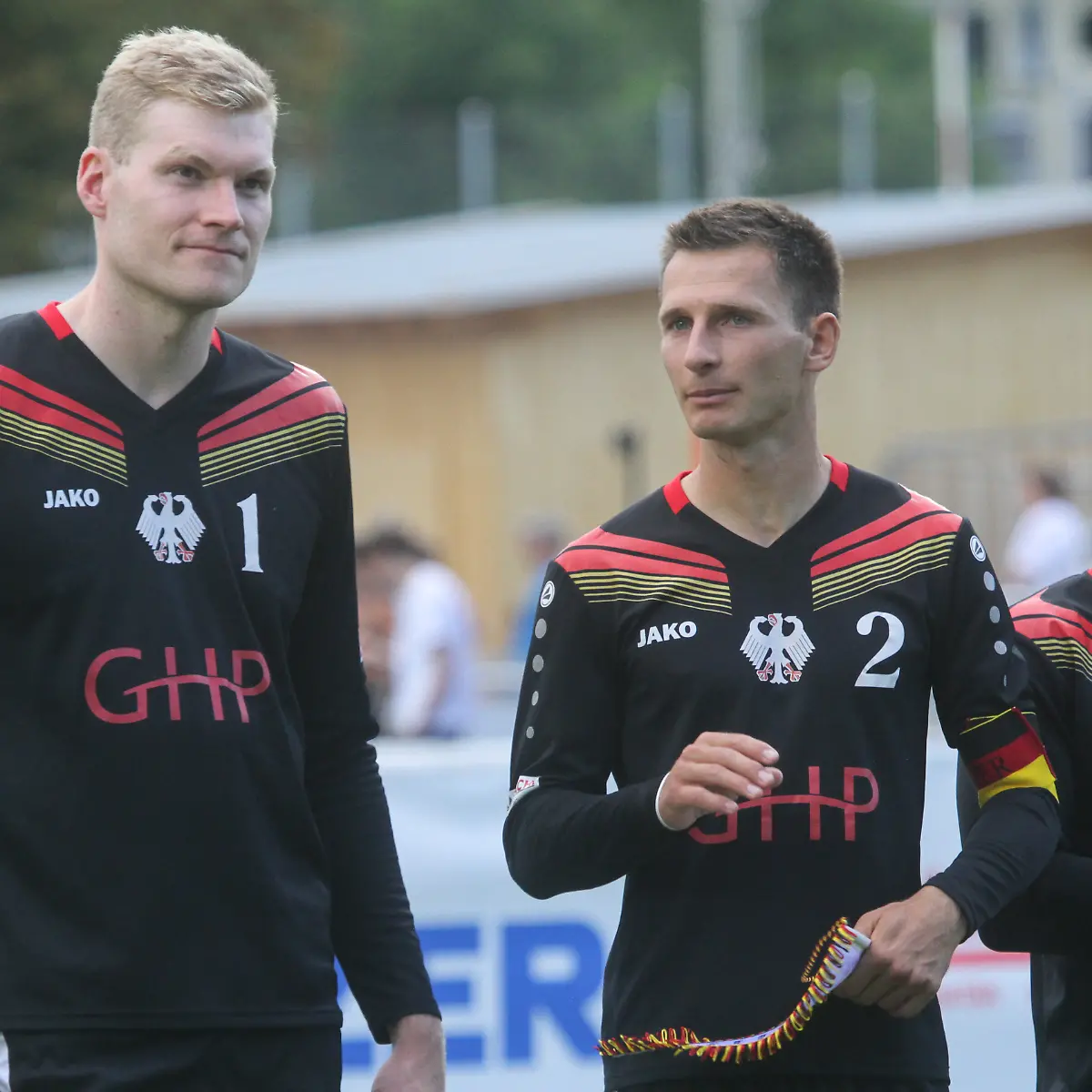 Stars-der-deutschen-Mannschaft-Kapitaen-Fabian-Sagstaetter-rechts-und-Angreifer-Patrick-Thomas
