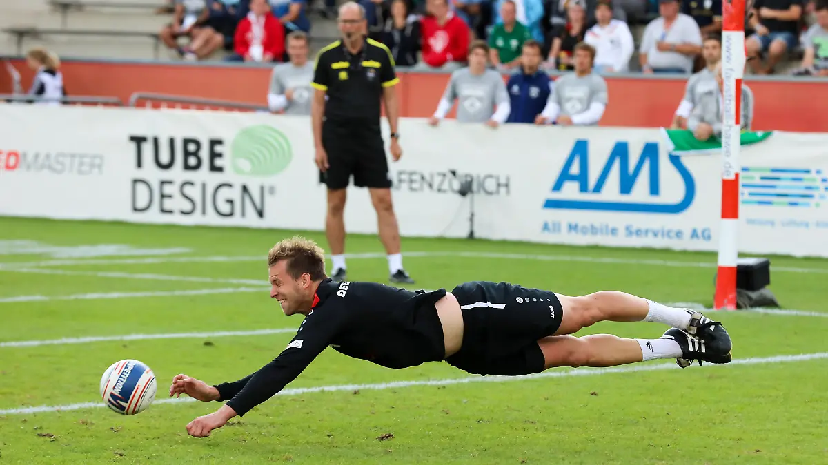 Faustball-ist-eine-laufintensive-Sportart-das-Feld-ist-gross-der-Ball-schnell-Da-muss-man-sich-manchmal-lang-machen-um-noch-an-den-Ball-zu-kommen