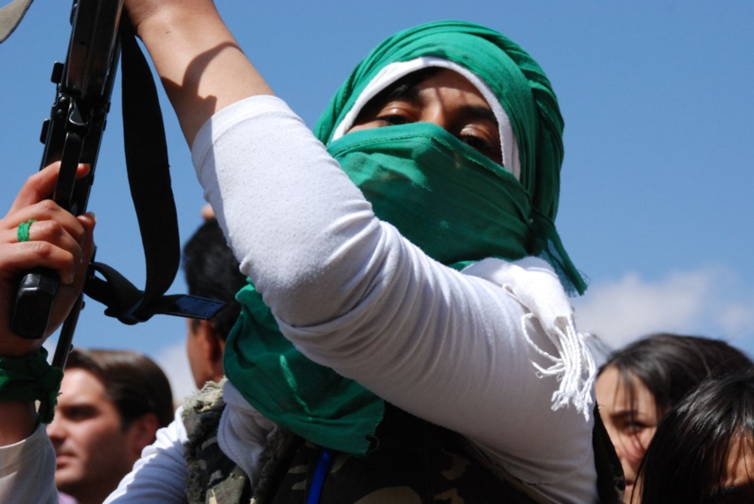 Libyen, im Frühling 2011: Mädchen aus einer Schule nahe Tripolis trainieren für ihren Militäreinsatz an der Seite von Diktator Gaddafi.