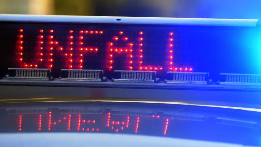 Auf-einem-Polizeifahrzeug-warnt-eine-Leuchtschrift-vor-einer-Unfallstelle