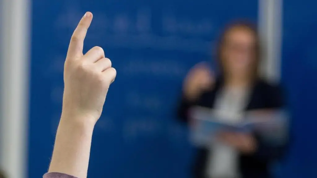 Ein-Schueler-an-einem-Gymnasium-meldet-sich-im-Unterricht