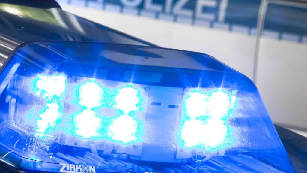 Ein-Blaulicht-leuchtet-auf-dem-Dach-eines-Polizeiwagens