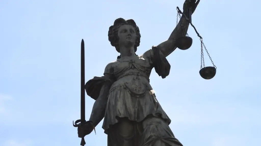 Eine-Bronzestatue-der-roemischen-Goettin-der-Gerechtigkeit-Justitia