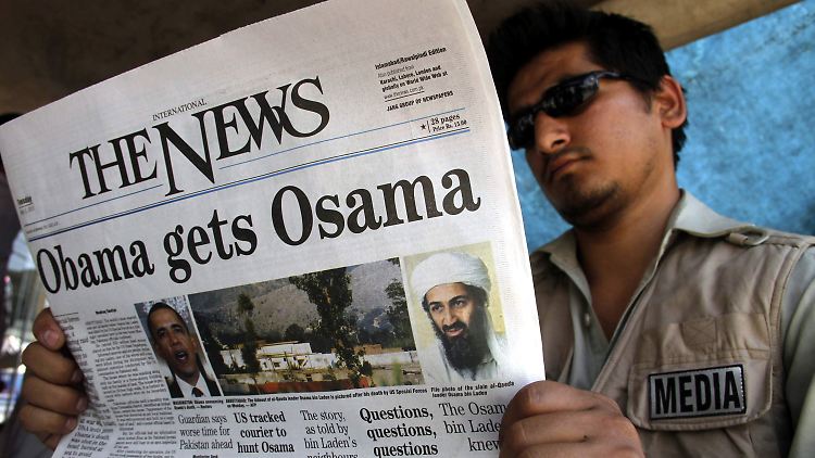In Peschawar liest ein Pakistaner eine Ausgabe der englischsprachigen Zeitung "The News".