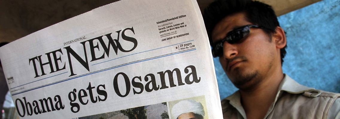 In Peschawar liest ein Pakistaner eine Ausgabe der englischsprachigen Zeitung "The News".