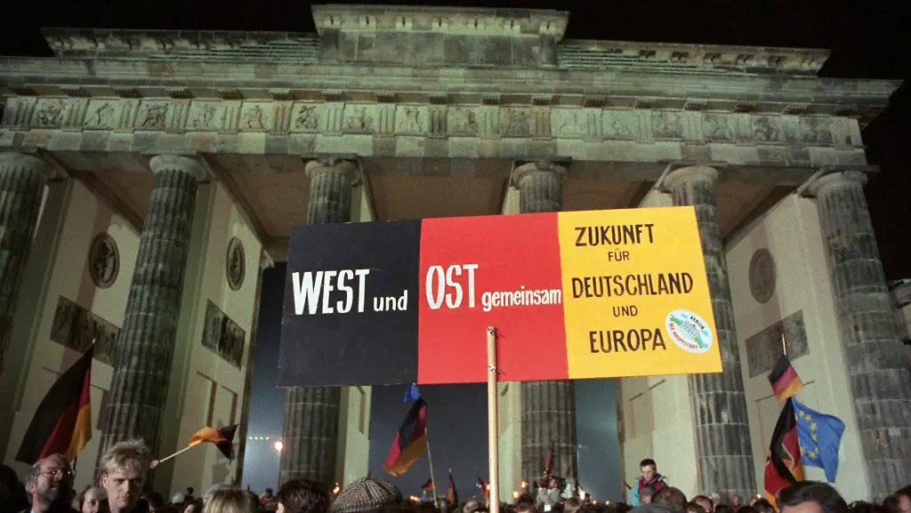 Vor-29-Jahren-feierten-die-Menschen-die-Wiedervereingung-vor-dem-Brandenburger-Tor-und-aeusserten-ihre-Hoffnungen-fuer-die-Zukunft
