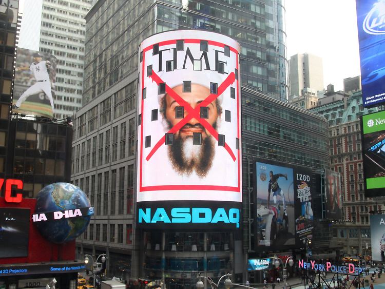 Der "Times Square" im Zentrum Manhattans am 2. Mai: Das Titelbild des US-Magazins "Time" prangt auf dem Großbildschirm an der Fassade der Nasdaq-Zentrale.