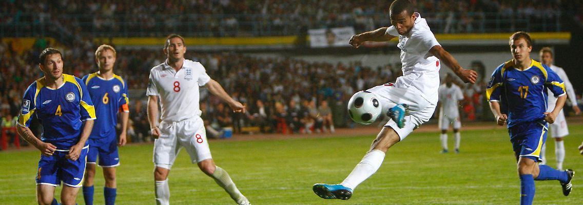 Aus diesem Volley von Ashley Cole resultierte zwar kein Tor. Probleme hatte England mit Kasachstan aber dennoch nicht.