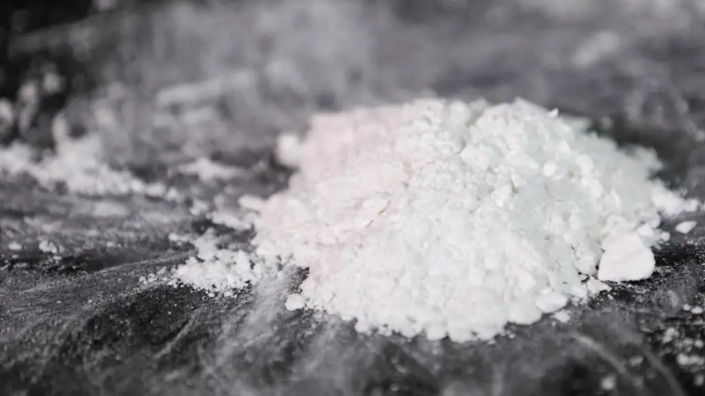 Ein-Teil-eines-grossen-Kokainfunds-wird-waehrend-einer-Pressekonferenz-von-der-Polizei-gezeigt