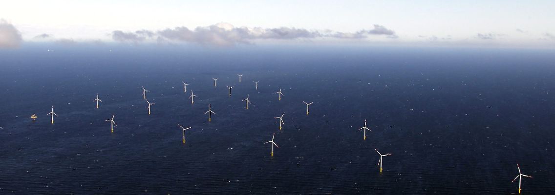 Die Luftaufnahme zeigt auf der Ostsee vor der Halbinsel Fischland-Darss die 21 Windkraftanlagen des Offshore-Windparks "Baltic 1".