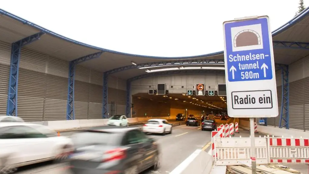 Autos-fahren-auf-der-Autobahn-7-bei-Schnelsen-in-den-Schnelsen-Tunnel