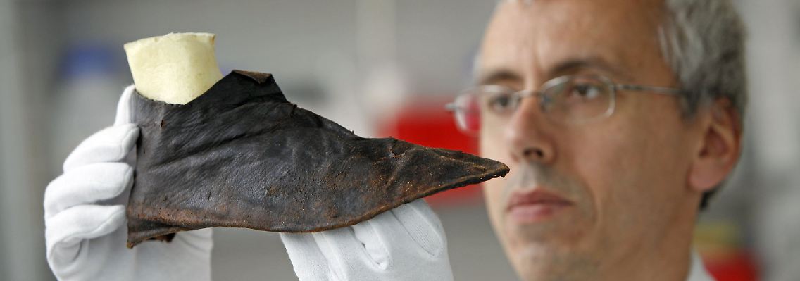 Die Schlupfschuhe aus der Frühgotik werden nun restauriert.