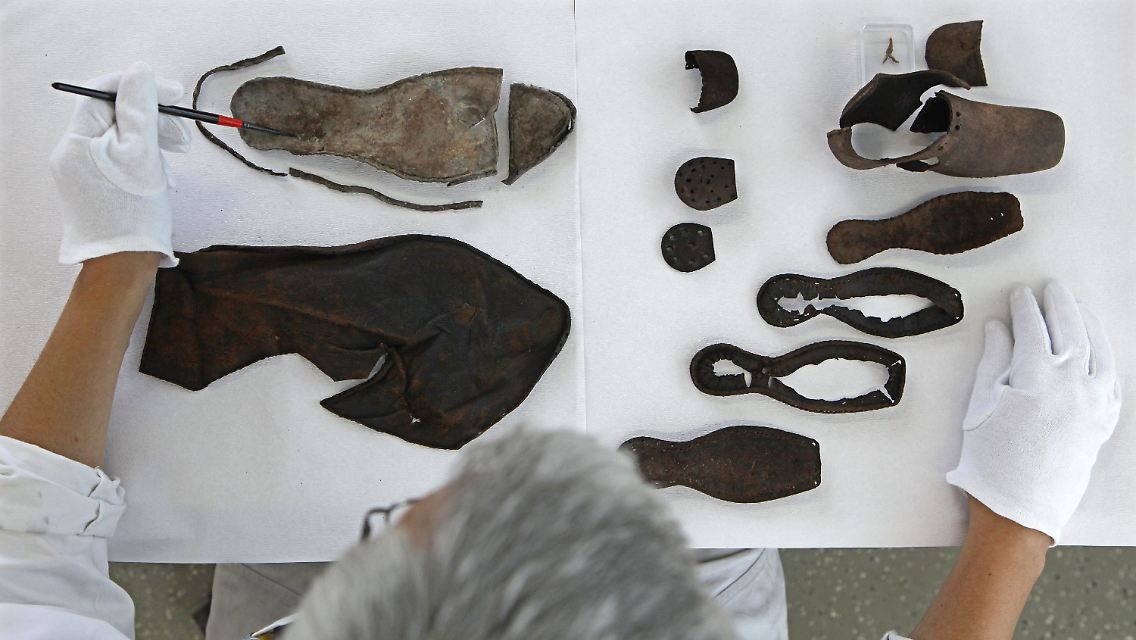 Neben den Schuhen aus der Gotik (l.) wurde auch ein Kinderschuh aus dem Barock (r.) gefunden. Letzterer ist deutlich komplizierter aufgebaut.