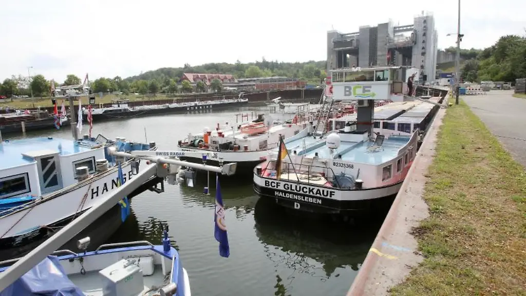 Binnenschiffe-stauen-sich-am-06-08-2019-auf-dem-Elbe-Seitenkanal-vor-dem-Schiffshebewerk-Scharnebeck