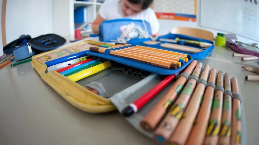 Maeppchen-liegen-vor-einer-Schuelerin-der-5-Klasse