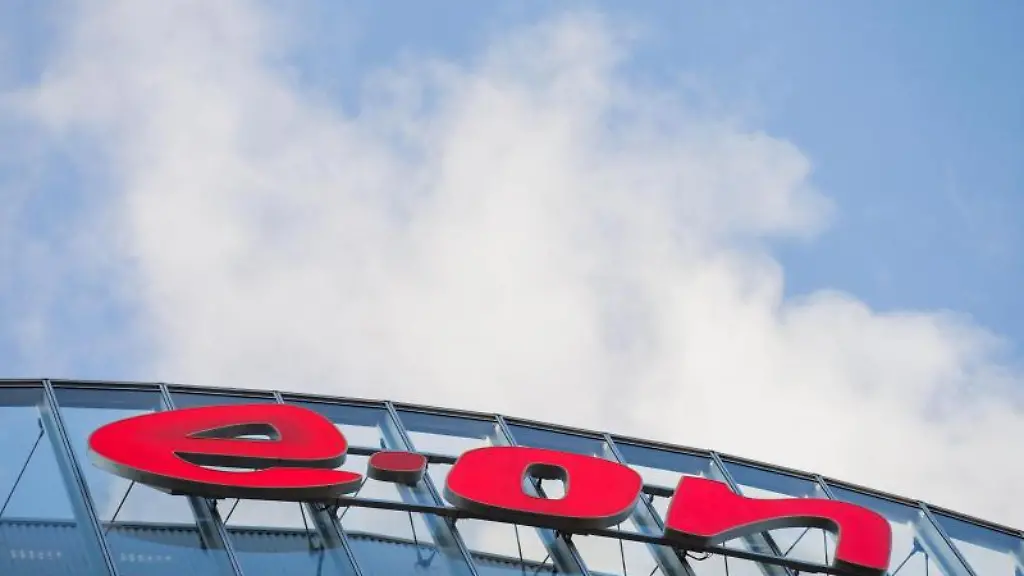 Das-Logo-des-Energiekonzerns-Eon-an-der-Konzernzentrale