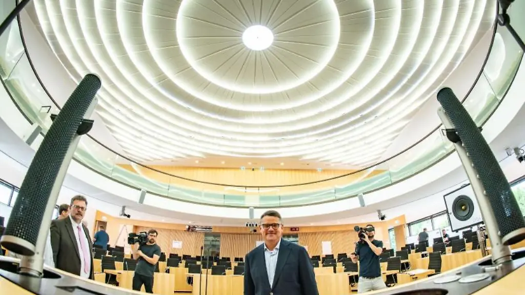 Boris-Rhein-M-Praesident-des-Hessischen-Landtags-bei-einem-Presserundgang-zum-Stand-der-Umbauarbeiten-im-Plenarsaal