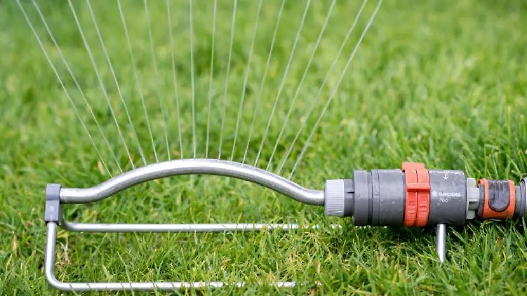 Ein-Rasensprenger-im-Einsatz