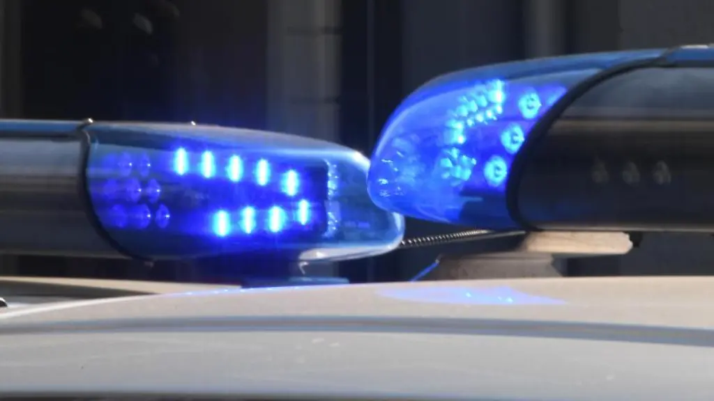 Blaulichter-sind-auf-den-Daechern-von-Polizeifahrzeugen-zu-sehen