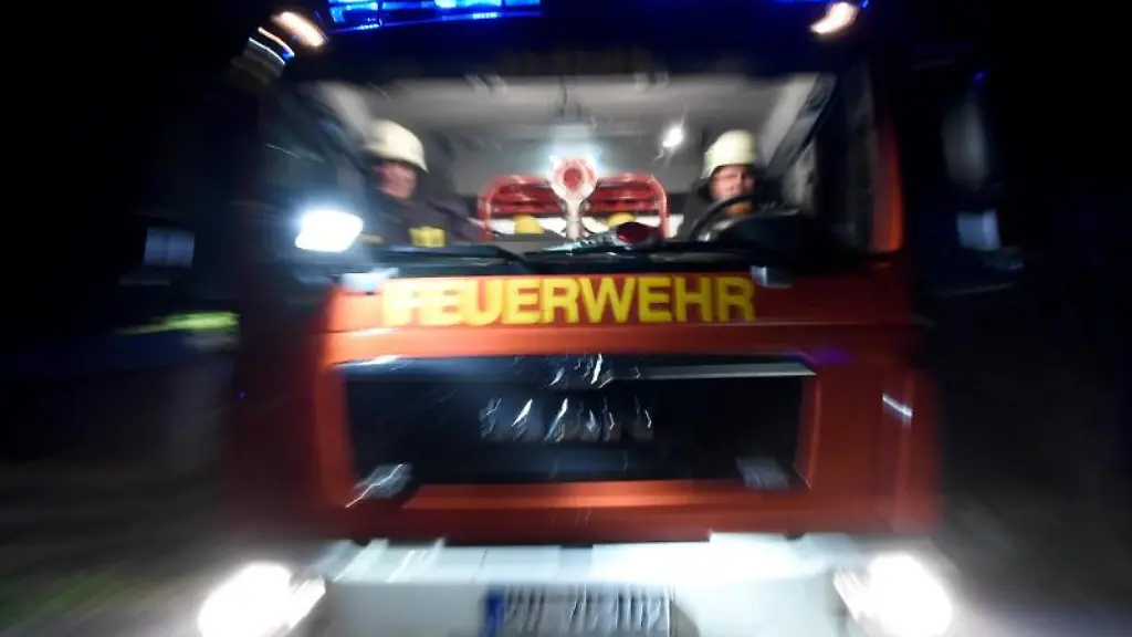 Maenner-der-Feuerwehr-sitzen-in-einem-Loeschfahrzeug