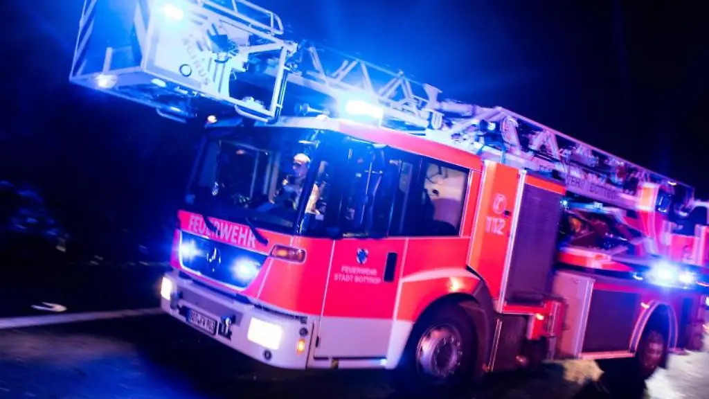 Ein-Drehleiterwagen-der-Feuerwehr-mit-Blaulicht