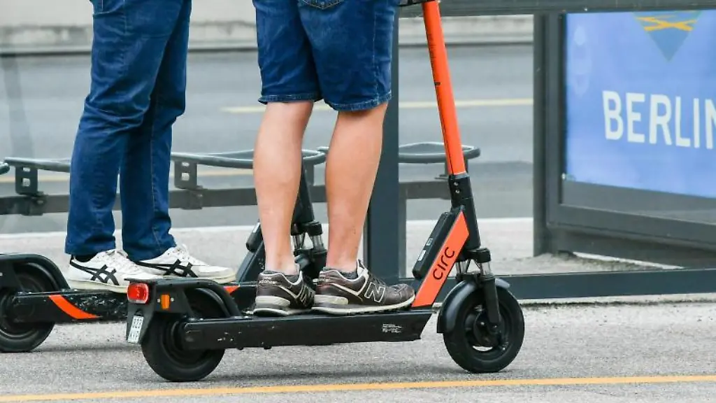 E-Scooter-fahren-auf-einem-Fahrradweg