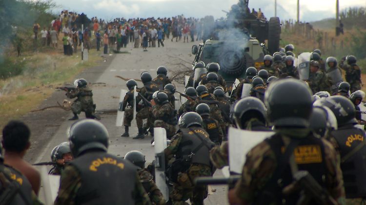 Zusammenstöße zwischen Polizisten und indianischen Ureinwohnern, die eine Straße in Bagua Grande in Perus Provinz Utcubamba blockieren. (5. Juni 2009)