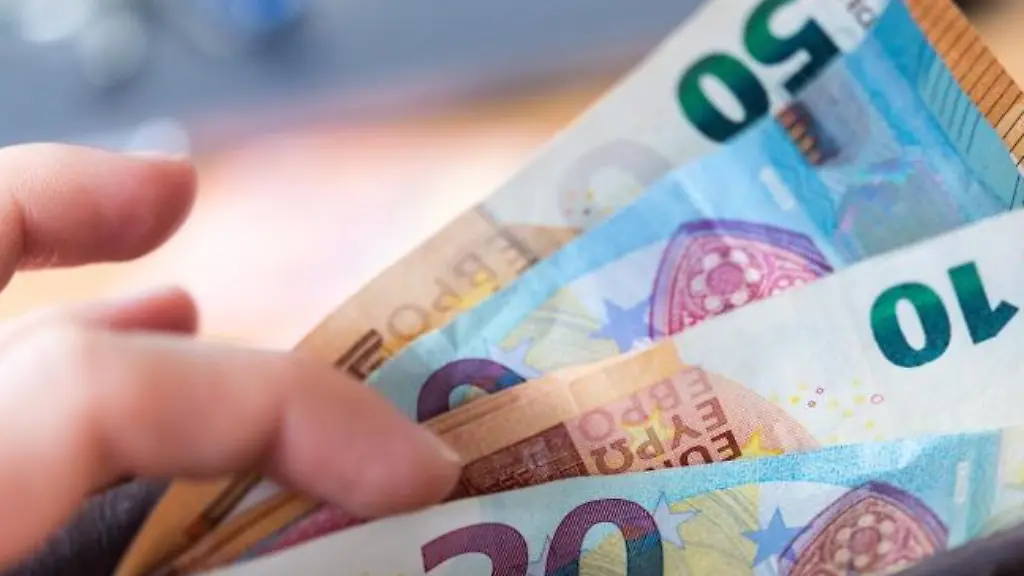 Eine-Person-haelt-eine-Geldboerse-mit-zahlreichen-Banknoten-in-der-Hand