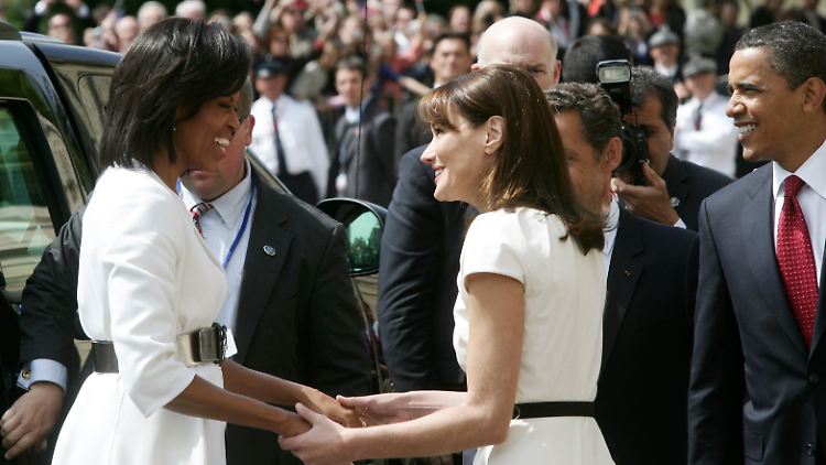 Ganz in Weiß: Carla begrüßt Michelle, Barack und Nicolas freuen sich.