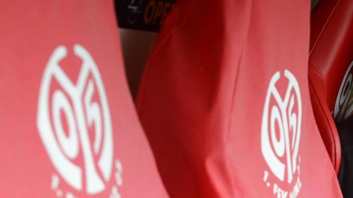 Die-Trainerbank-des-1-FSV-Mainz-05-in-der-Coface-Arena-in-Mainz
