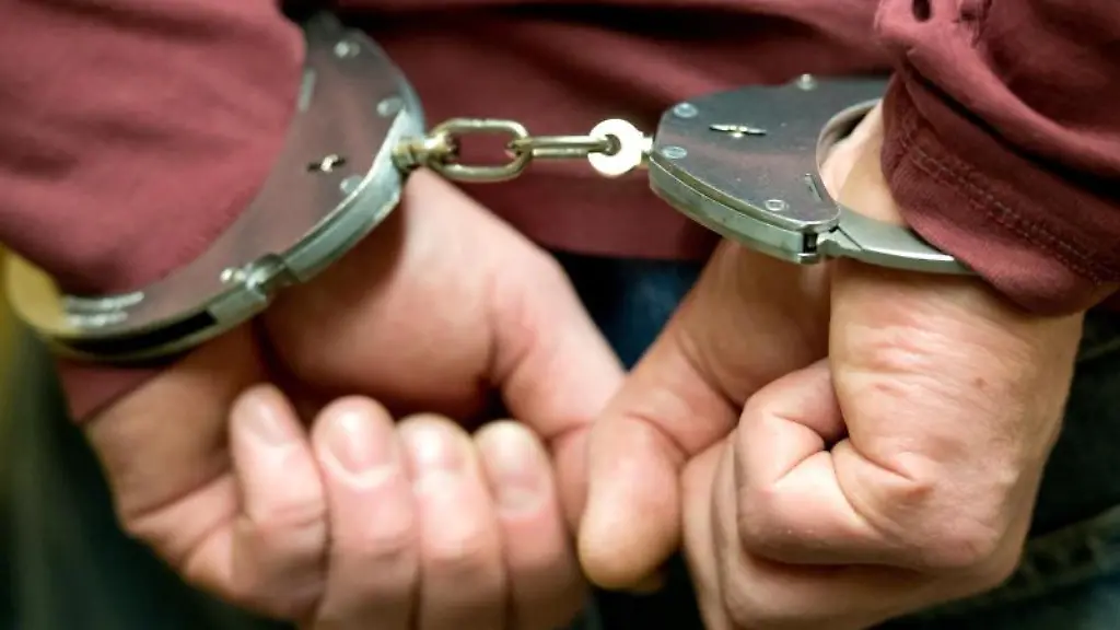 Haende-in-Handschellen