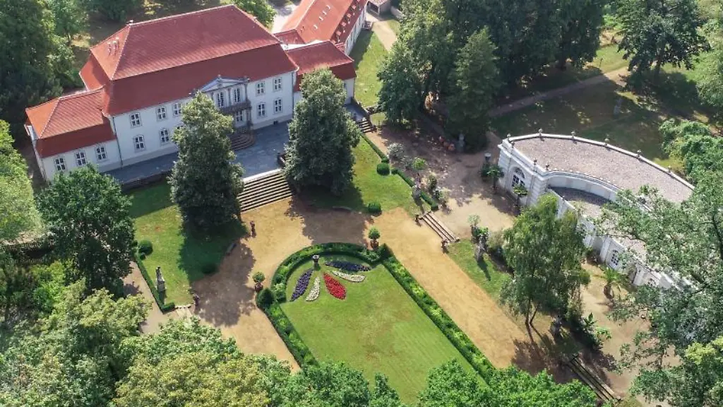 Das-Schloss-Wiepersdorf-mit-dem-Schlosspark-und-der-Orangerie