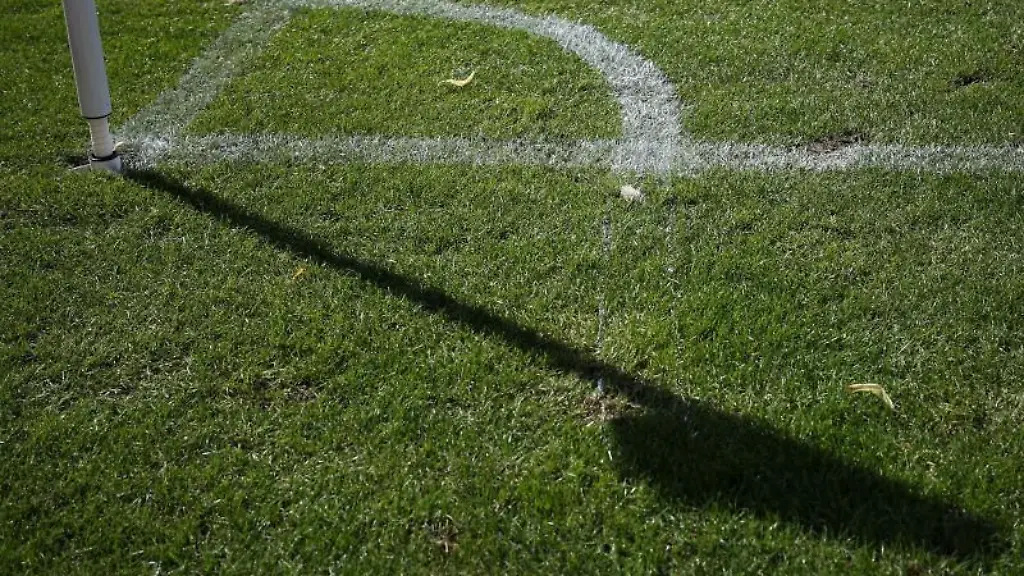 Der-Schatten-einer-Eckfahne-wird-auf-das-Spielfeld-geworfen