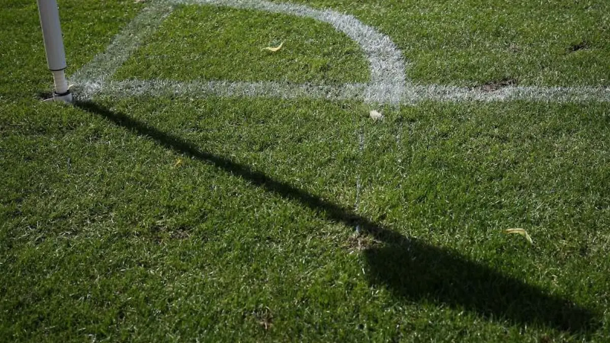Der-Schatten-einer-Eckfahne-wird-auf-das-Spielfeld-geworfen