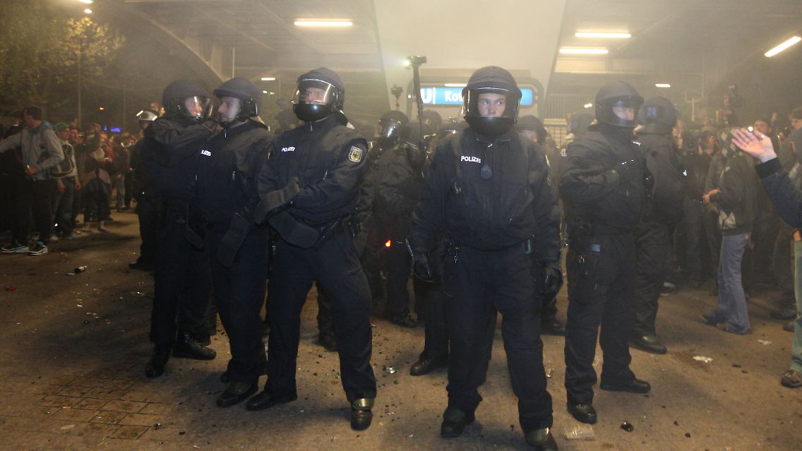 Diese Herren sind unschwer als Polizisten zu erkennen.