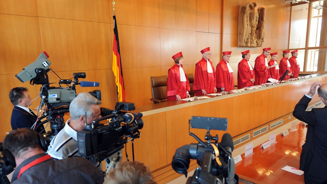 Der Zweite Senat unter Vorsitz von Andreas Voßkuhle bei der Urteilsverkündung.