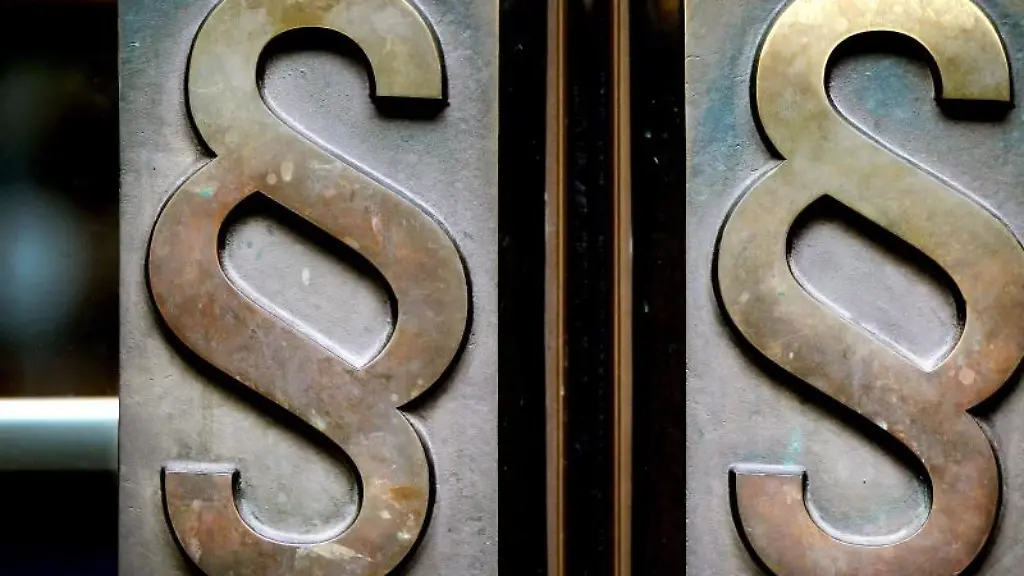 Paragrafen-Symbole-sind-an-Tuergriffen-angebracht