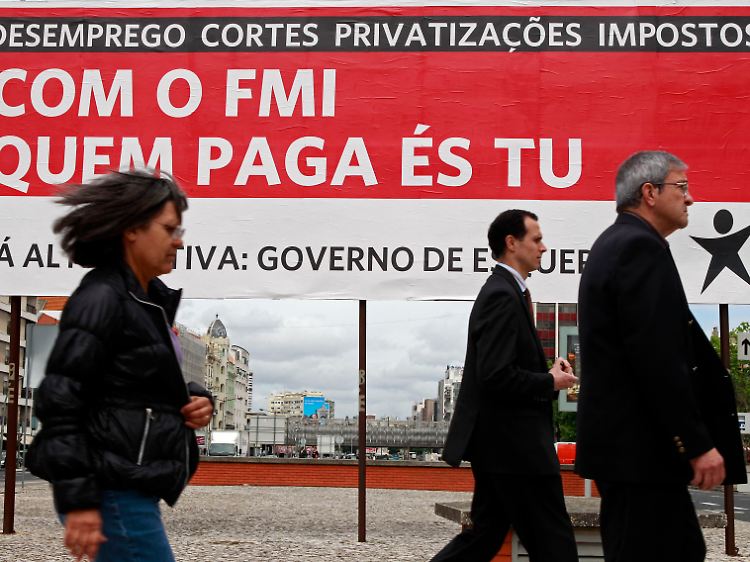 Alle Befürchtungen der Portugiesen auf einem Plakat: Arbeitslosigkeit, Kürzungen, Privatisierungen und Steuern. Und: "Mit dem IWF zahlst du".