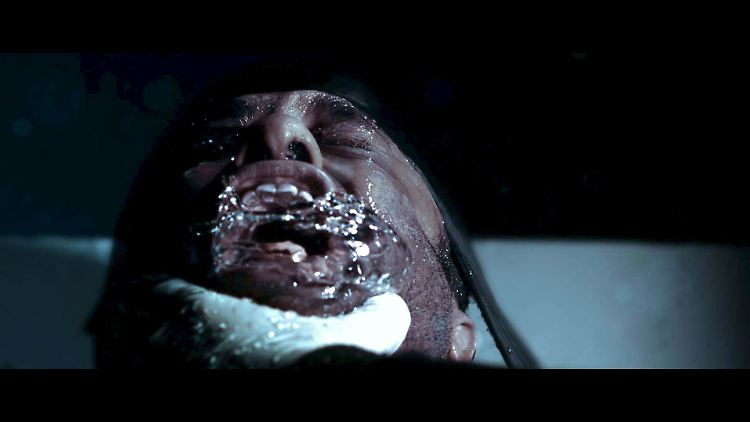 Waterboarding ist simuliertes Ertrinken. Bild aus einem Film von Amnesty International von 2008.