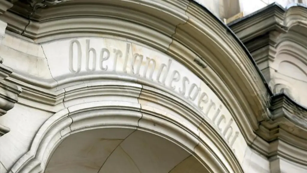 Das-Wort-Oberlandesgericht-ist-am-Eingang-in-Stein-gemeisselt